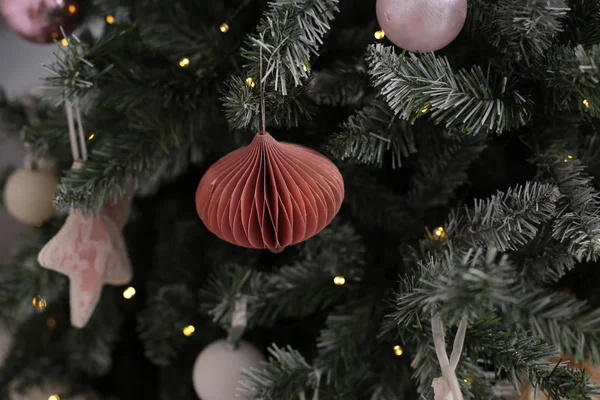 Kerstversiering Glanzend Speelgoed Siert Nieuwjaarsboom — Stockfoto