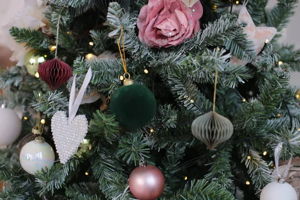 Kerstversiering Glanzend Speelgoed Siert Nieuwjaarsboom — Stockfoto