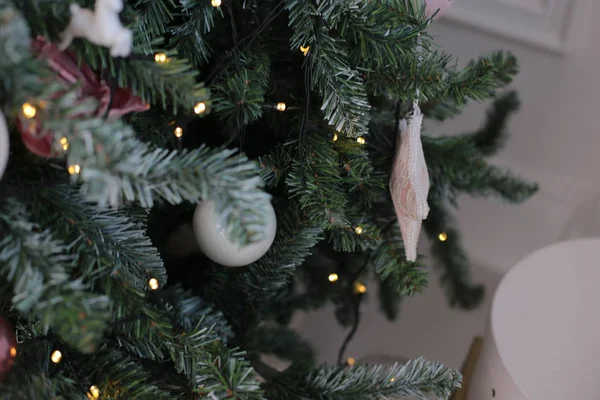 Vánoční Dekorace Lesklé Hračky Zdobí Nový Rok Strom — Stock fotografie