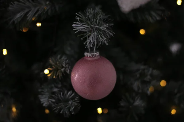 Kerstversiering Glanzend Speelgoed Siert Nieuwjaarsboom — Stockfoto