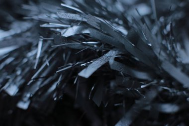 Noel ağacında Noel balosu ve çelenk, parlak arka planda.