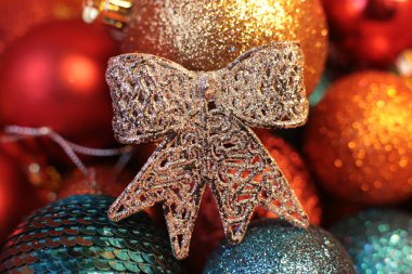 Noel ağacında Noel balosu ve çelenk, parlak arka planda.