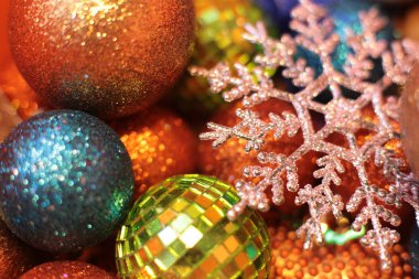 Dekoratif Noel ağacı oyuncağı makro fotoğraf parlıyor