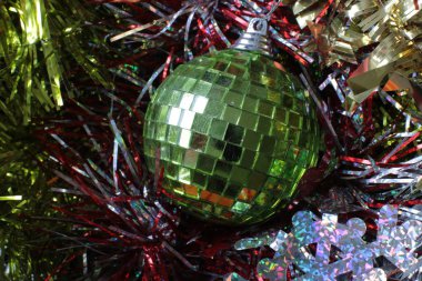 Dekoratif Noel ağacı oyuncağı makro fotoğraf parlıyor