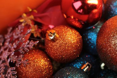 Dekoratif Noel ağacı oyuncağı makro fotoğraf parlıyor
