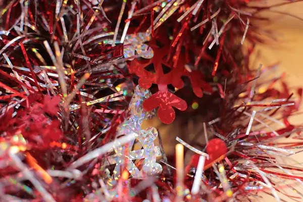Kerstbal Slinger Kerstboom Feestelijke Glanzende Achtergrond — Stockfoto