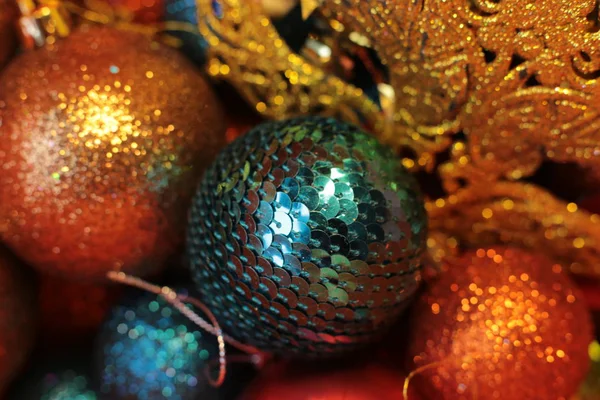 装飾クリスマスツリーおもちゃマクロ写真輝く背景 — ストック写真