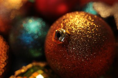 Dekoratif Noel ağacı oyuncağı makro fotoğraf parlıyor