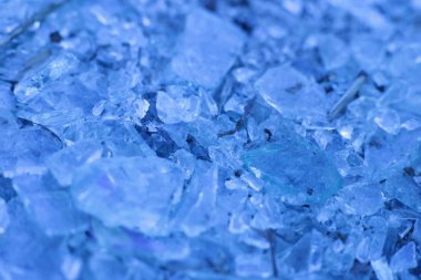 Küçük mavi cam parçaları, makro parçalar arka plan