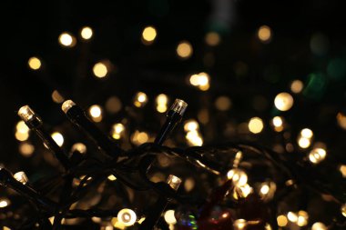 Noel arkaplanı pırıl pırıl bir çelenk, yeni yılın parlak dekorları