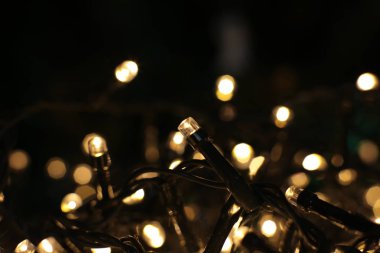 Noel arkaplanı pırıl pırıl bir çelenk, yeni yılın parlak dekorları