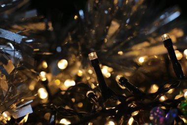 Noel arkaplanı pırıl pırıl bir çelenk, yeni yılın parlak dekorları