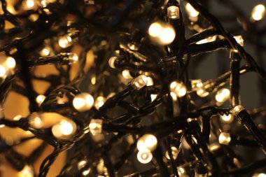 Noel arkaplanı pırıl pırıl bir çelenk, yeni yılın parlak dekorları