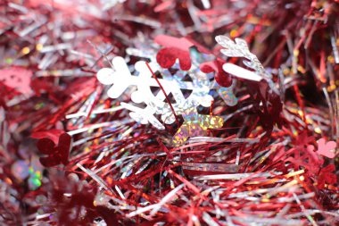 Noel arkaplanı pırıl pırıl bir çelenk, yeni yılın parlak dekorları