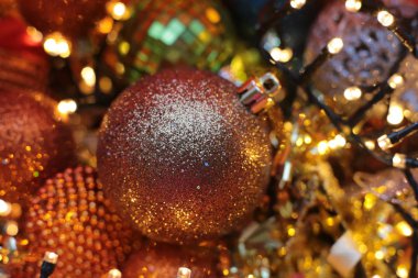 Noel arkaplanı pırıl pırıl bir çelenk, yeni yılın parlak dekorları