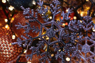 Noel arkaplanı pırıl pırıl bir çelenk, yeni yılın parlak dekorları