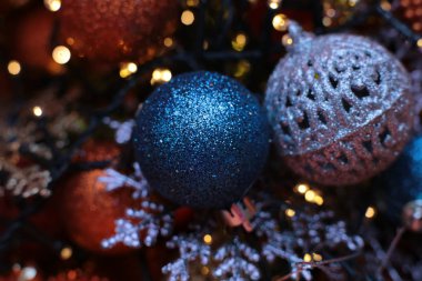 Noel arkaplanı pırıl pırıl bir çelenk, yeni yılın parlak dekorları