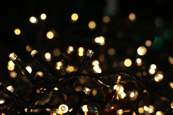 ちらつきのあるガーランド 新年の明るい装飾の詳細とクリスマス光沢のある背景 — ストック写真