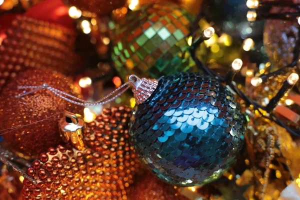 Χριστούγεννα Λαμπερό Φόντο Ένα Τρεμοπαίζει Γιρλάντα Φωτεινό Διακόσμηση Λεπτομέρειες Της — Φωτογραφία Αρχείου