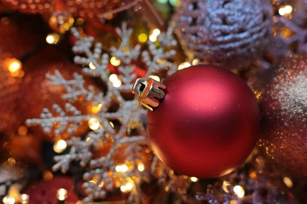 크리스마스의 과반짝이는 갈랜드 새해의 — 스톡 사진