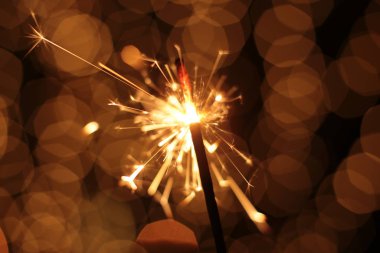 Noel arkaplanı pırıl pırıl bir çelenk, yeni yılın aydınlık dekorları makro fotoğraf ışıkları