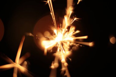 Noel arkaplanı pırıl pırıl bir çelenk, yeni yılın aydınlık dekorları makro fotoğraf ışıkları