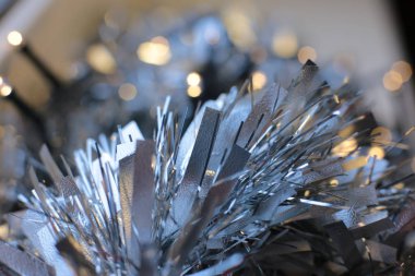 Noel arkaplanı pırıl pırıl bir çelenk, yeni yılın aydınlık dekorları makro fotoğraf ışıkları