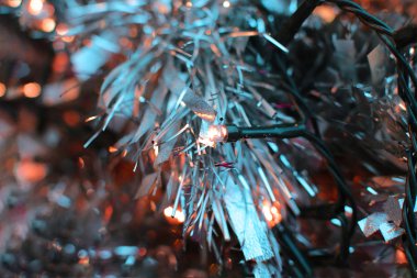 Noel arkaplanı pırıl pırıl bir çelenk, yeni yılın aydınlık dekorları makro fotoğraf ışıkları