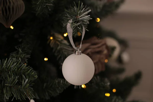 ちらつきのあるガーランドを持つクリスマス光沢のある背景 新年の明るい装飾の詳細マクロ写真ライト — ストック写真