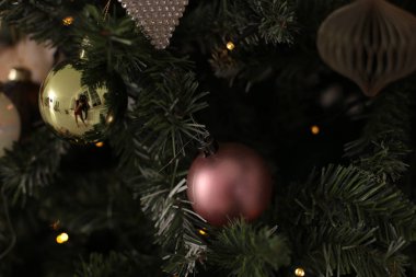 Dekoratif Noel ağacı oyuncağı makro fotoğraf parlıyor