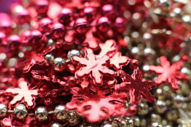 Noel ağacında Noel balosu ve çelenk, parlak arka planda.