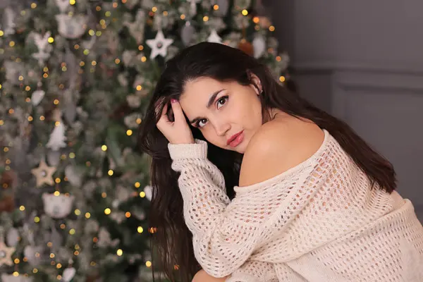 Bella Giovane Donna Con Lunghi Capelli Neri All Albero Capodanno — Foto Stock