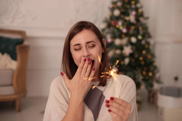 Hermosa Joven Con Pelo Castaño Pijama Celebra Año Nuevo Navidad — Foto de Stock