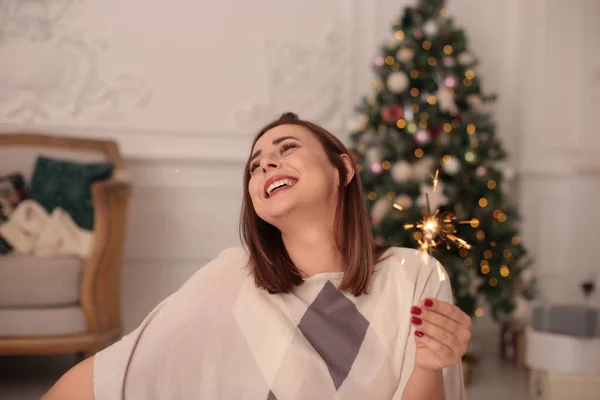 Hermosa Joven Con Pelo Castaño Pijama Celebra Año Nuevo Navidad — Foto de Stock