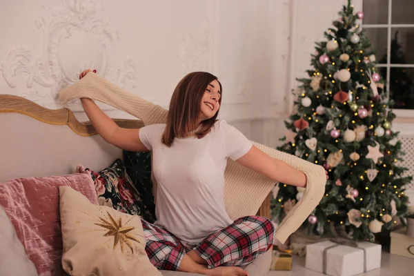 Mooi Jong Meisje Met Bruin Haar Een Pyjama Viert Nieuwjaar — Stockfoto