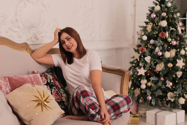 Natale Bellezza Sorridente Ragazza Con Lunghi Capelli Neri Buon Umore — Foto Stock