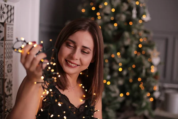 Menina Bonita Com Cabelo Escuro Curto Com Uma Grinalda Perto — Fotografia de Stock