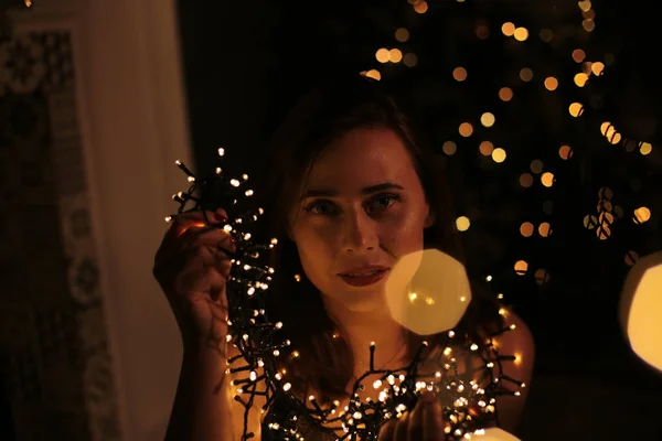 Gyönyörű Lány Rövid Sötét Haj Egy Koszorú Közelében Egy Karácsonyfa — Stock Fotó