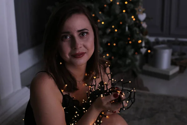 Retrato Navideño Una Hermosa Mujer Con Cabello Rubio Marrón Envuelta — Foto de Stock