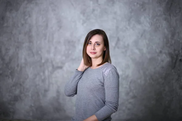 Retrato Uma Mulher Bonita Com Cabelo Castanho Fundo Cinza Emoções — Fotografia de Stock