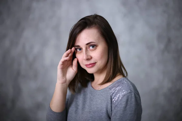 Retrato Uma Mulher Bonita Com Cabelo Castanho Fundo Cinza Emoções — Fotografia de Stock