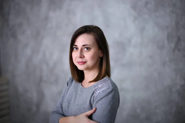 Retrato Una Hermosa Mujer Con Pelo Castaño Sobre Fondo Gris —  Fotos de Stock