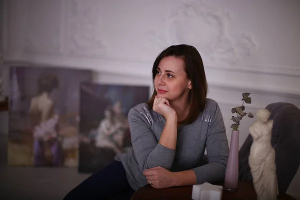 Retrato Una Hermosa Mujer Con Pelo Castaño Sobre Fondo Gris — Foto de Stock