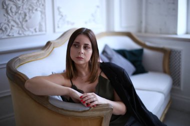 Şık, genç bir bayanın keyfi yerinde.