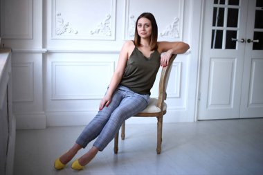 Şık, genç bir bayanın keyfi yerinde.