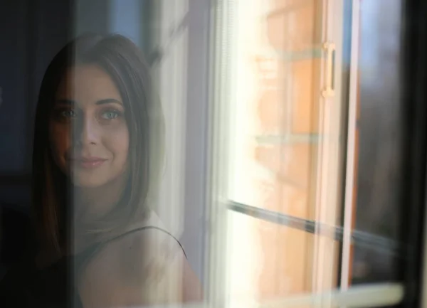 Pencere kenarındaki düşünceli kız