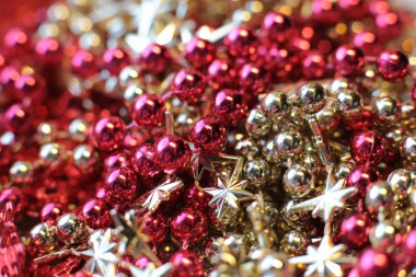 Parlak Noel oyuncağı ve parlak boncuklar Yeni Yıl ladin manzarasını süslüyor