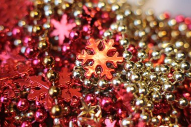 Yeni yıl pırıl pırıl boncukları, canlı Noel dekorları, makro fotoğraf ışıkları...