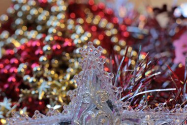 Yeni yıl pırıl pırıl boncukları, canlı Noel dekorları, makro fotoğraf ışıkları...