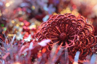 Yeni yıl pırıl pırıl boncukları, canlı Noel dekorları, makro fotoğraf ışıkları...